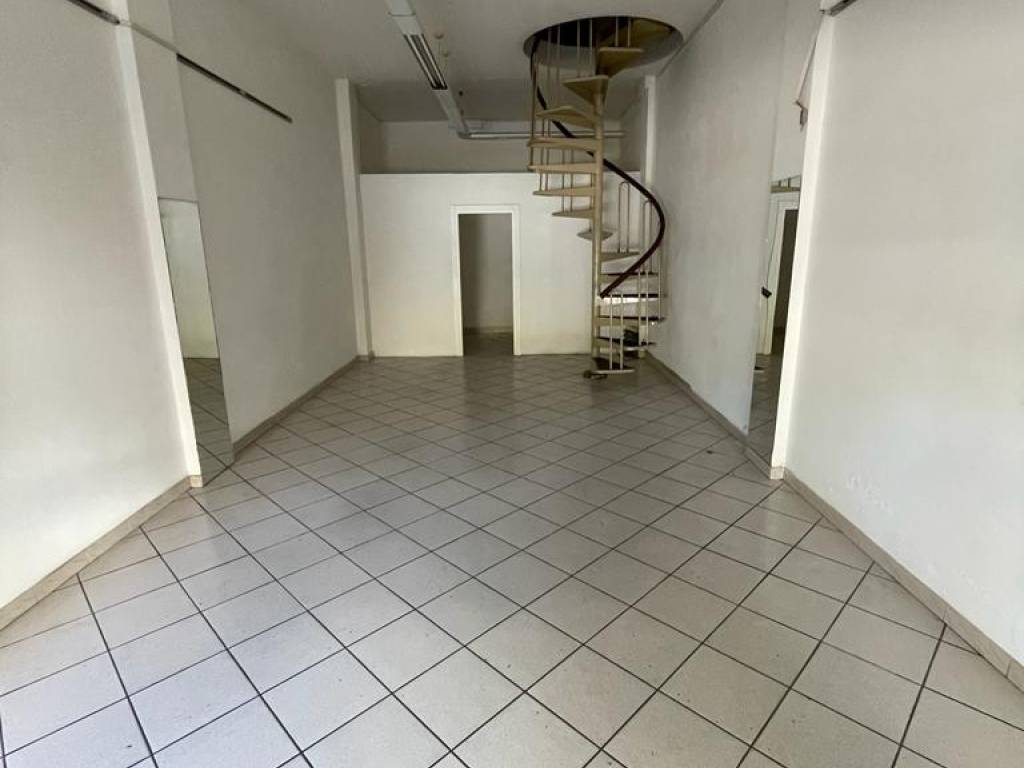 negozio in vendita a Cervia in zona Pinarella