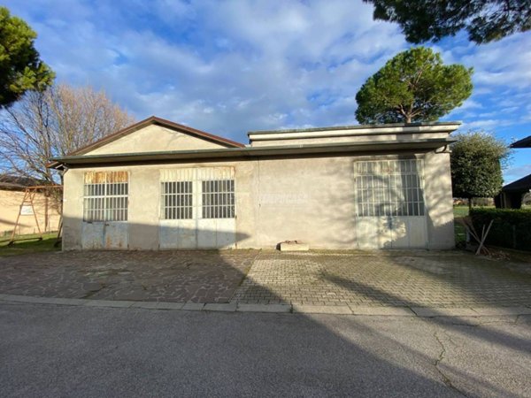 locale commerciale in vendita a Cervia in zona Villa Inferno