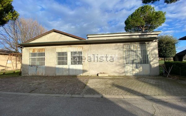 locale di sgombero in vendita a Cervia in zona Pisignano