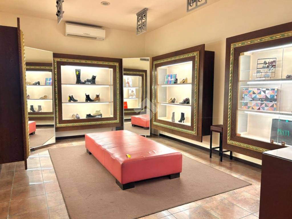 negozio in vendita a Cervia in zona Milano Marittima