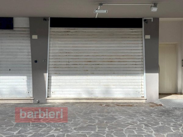 locale commerciale in vendita a Cervia in zona Milano Marittima