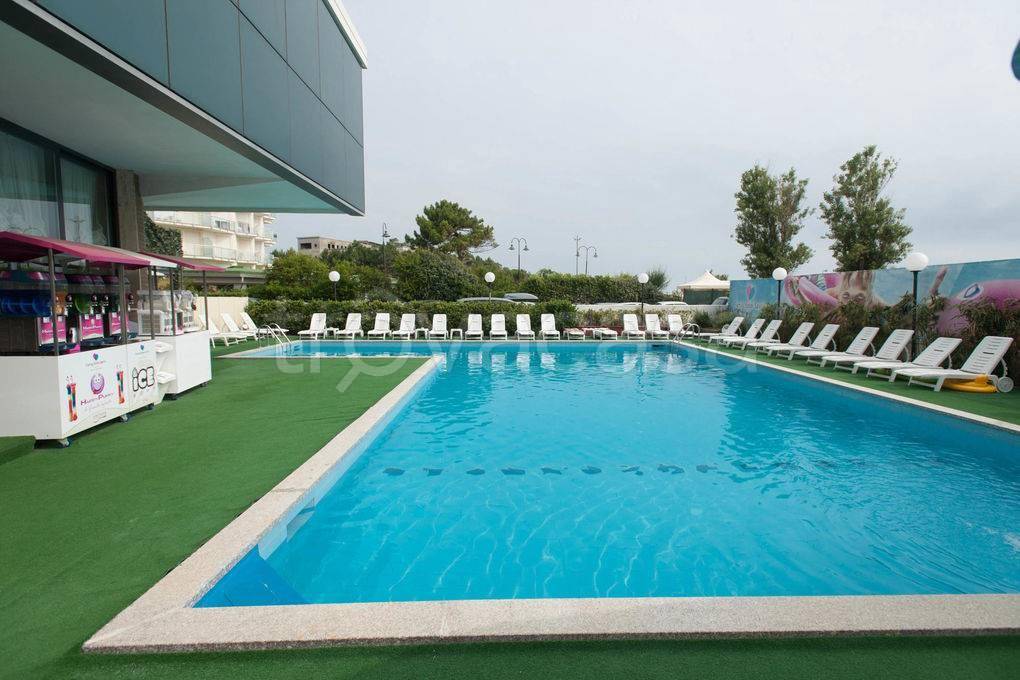 negozio in vendita a Cervia in zona Milano Marittima