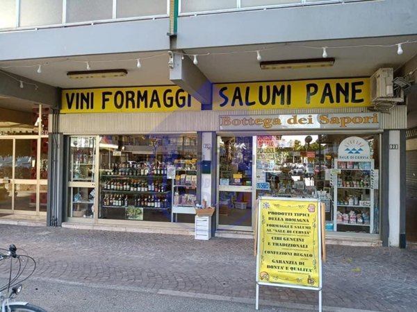 negozio in vendita a Cervia in zona Pinarella