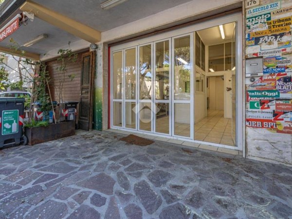 locale commerciale in vendita a Cervia in zona Milano Marittima