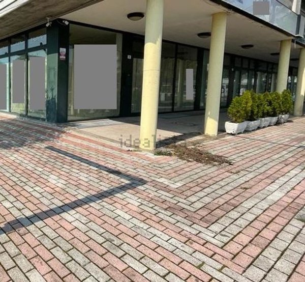 locale commerciale in vendita a Cervia in zona Pinarella