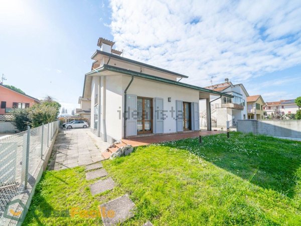 casa indipendente in vendita a Cervia in zona Pinarella