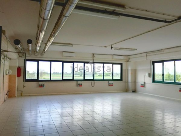 locale di sgombero in vendita a Cervia