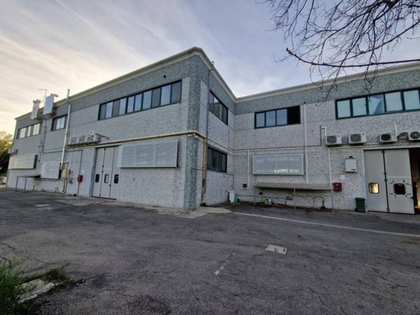 locale commerciale in vendita a Cervia in zona Villa Inferno