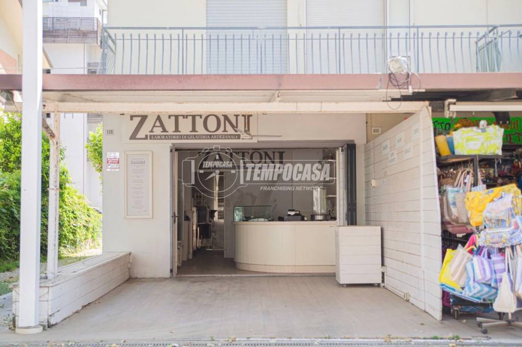 negozio in vendita a Cervia in zona Pinarella