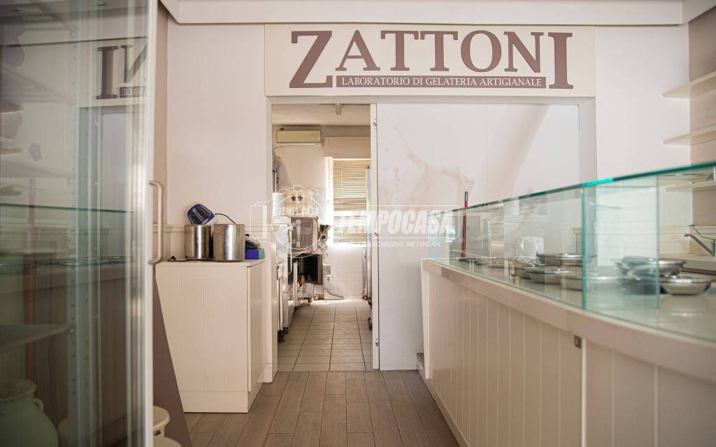 negozio in vendita a Cervia in zona Pinarella