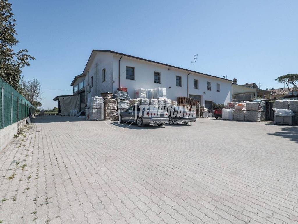intera palazzina in vendita a Cervia in zona Villa Inferno