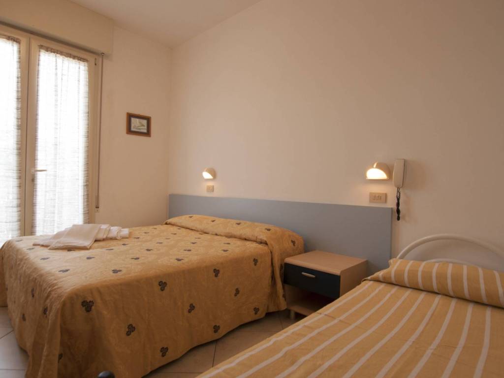 negozio in vendita a Cervia in zona Pinarella