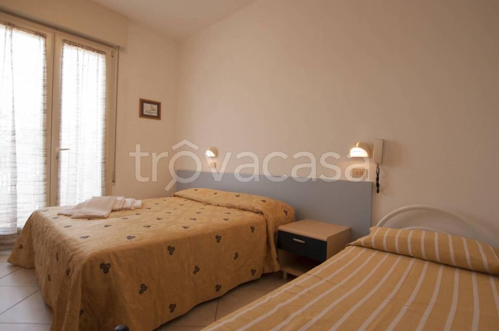 negozio in vendita a Cervia in zona Pinarella