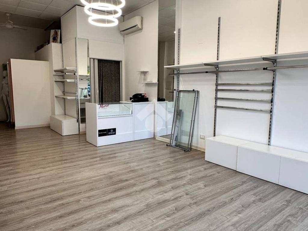 negozio in vendita a Cervia in zona Pinarella