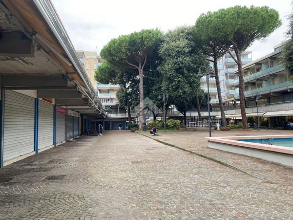locale commerciale in vendita a Cervia in zona Pinarella