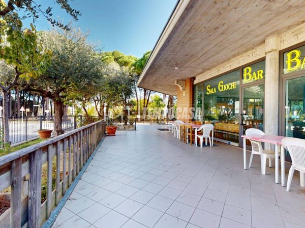 negozio in vendita a Cervia in zona Pinarella