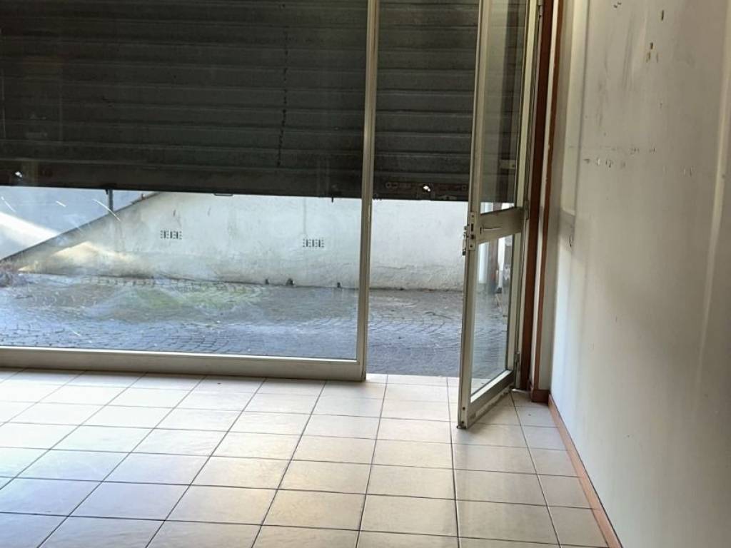 negozio in vendita a Cervia in zona Pinarella