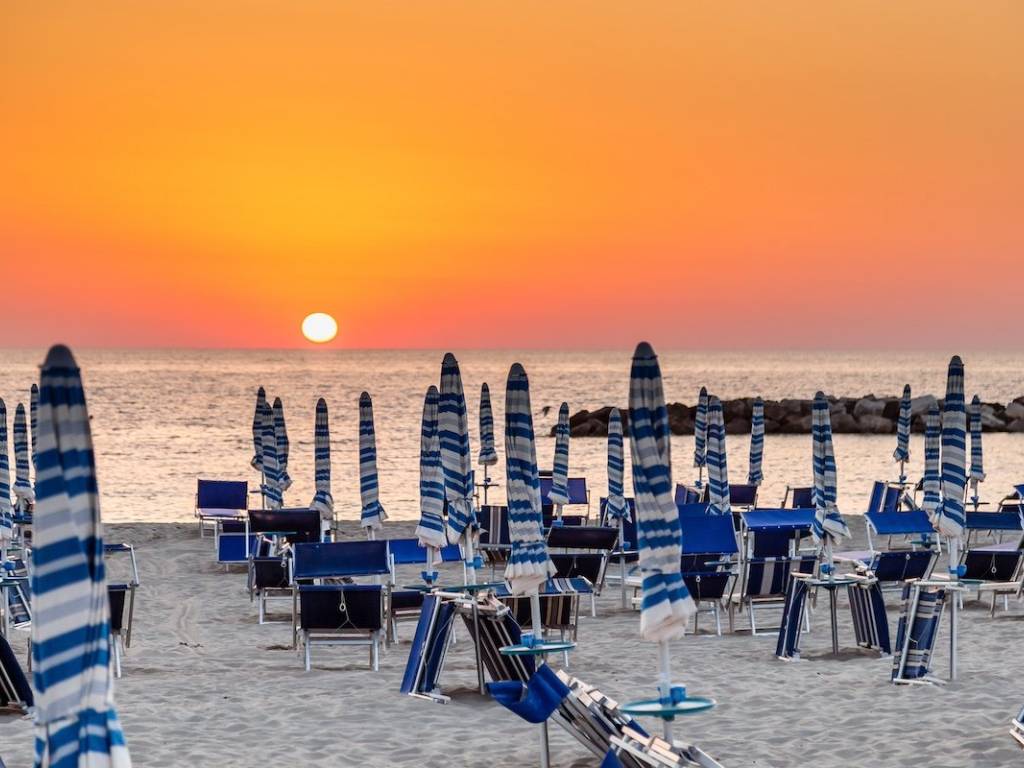 negozio in vendita a Cervia in zona Pinarella