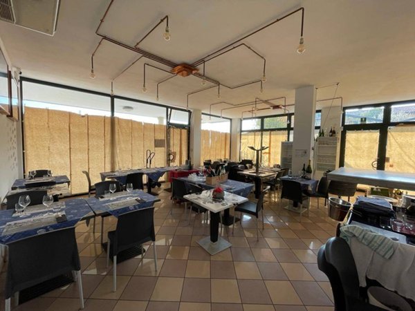 negozio in vendita a Cervia in zona Pinarella