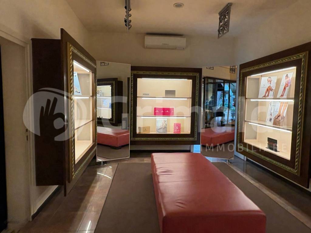 negozio in vendita a Cervia in zona Milano Marittima