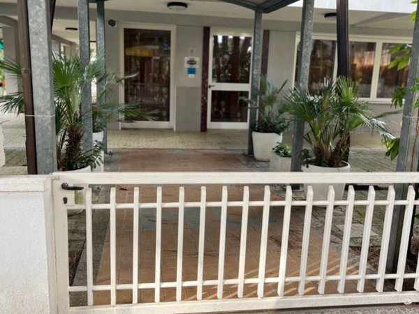 negozio in vendita a Cervia in zona Pinarella