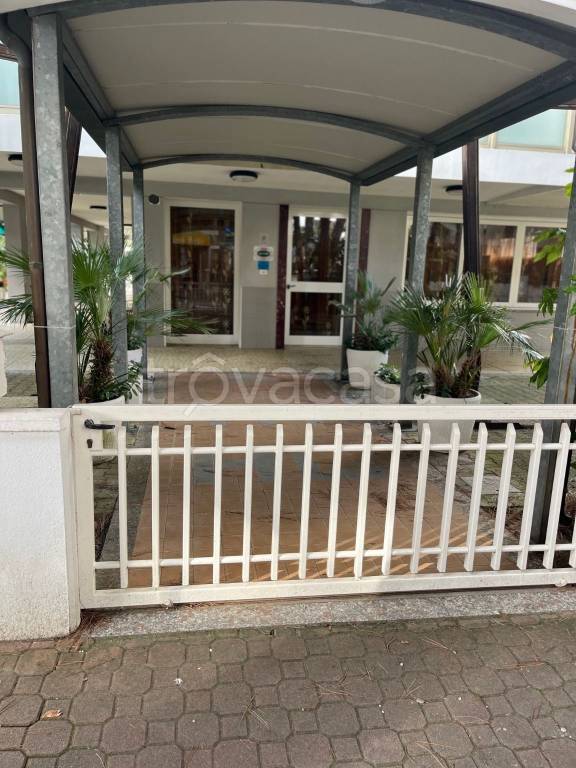 negozio in vendita a Cervia in zona Pinarella