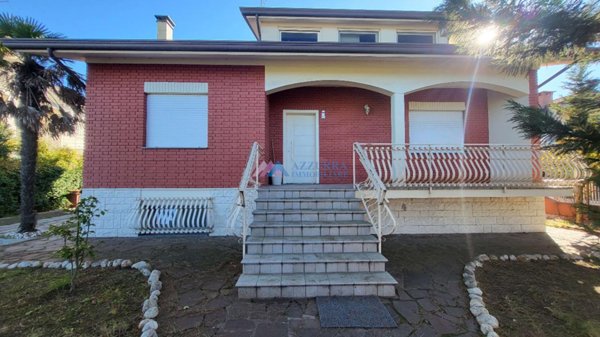 casa indipendente in vendita a Cervia in zona Pinarella