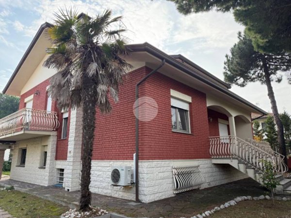 casa indipendente in vendita a Cervia in zona Pinarella