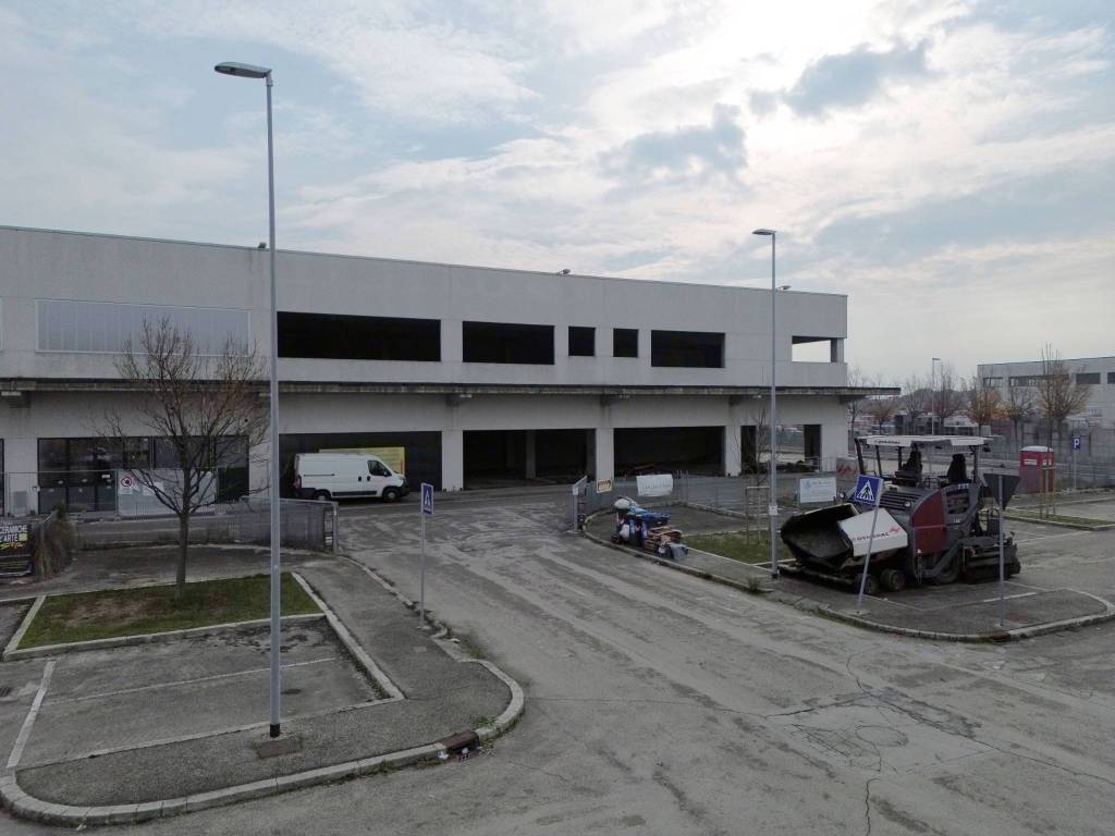 locale commerciale in vendita a Cervia in zona Montaletto