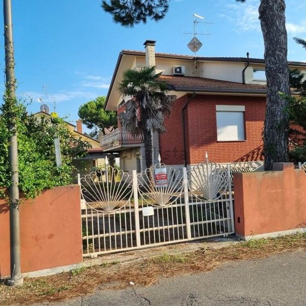 casa indipendente in vendita a Cervia in zona Pinarella