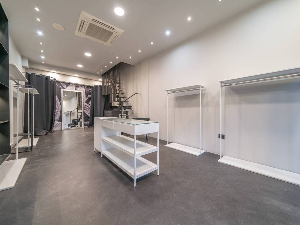 negozio in vendita a Cervia in zona Milano Marittima
