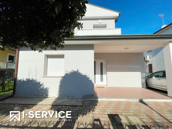 casa indipendente in vendita a Cervia in zona Pinarella