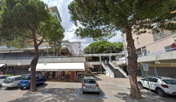 negozio in vendita a Cervia in zona Pinarella