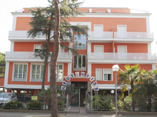 intera palazzina in vendita a Cervia in zona Pinarella