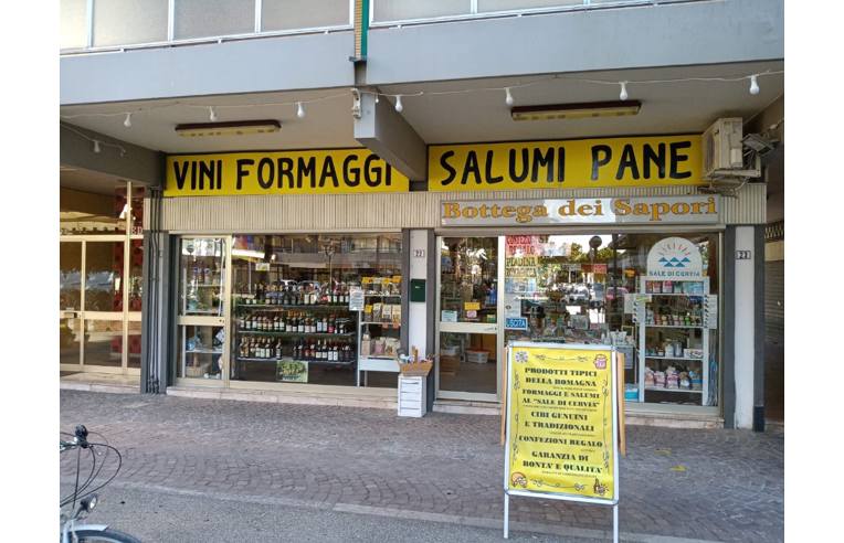 negozio in vendita a Cervia in zona Pinarella