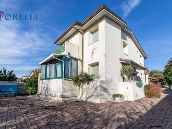 negozio in vendita a Cervia in zona Montaletto