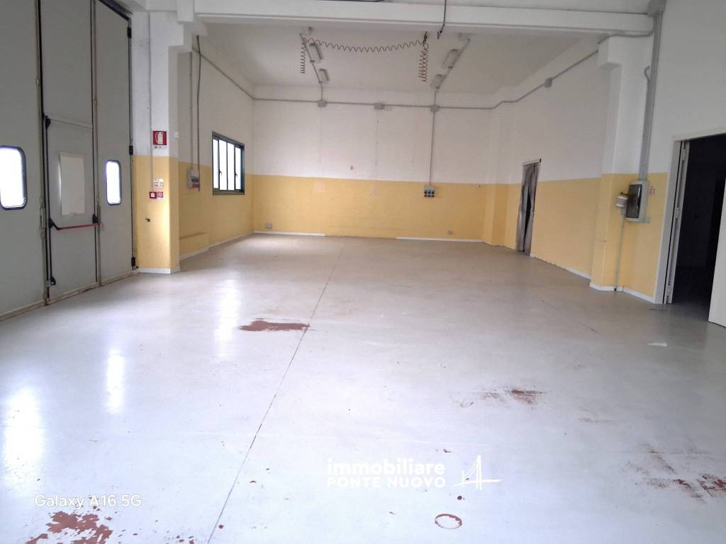 locale commerciale in vendita a Cervia in zona Villa Inferno