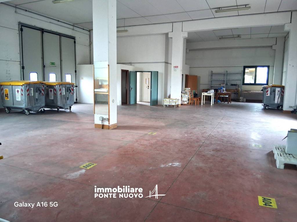 locale commerciale in vendita a Cervia in zona Castiglione di Cervia