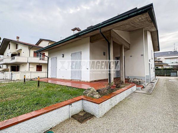 casa indipendente in vendita a Cervia in zona Pinarella