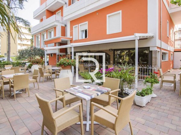 negozio in vendita a Cervia in zona Pinarella