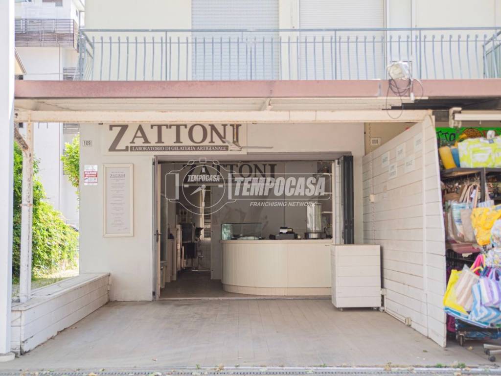 negozio in vendita a Cervia in zona Pinarella