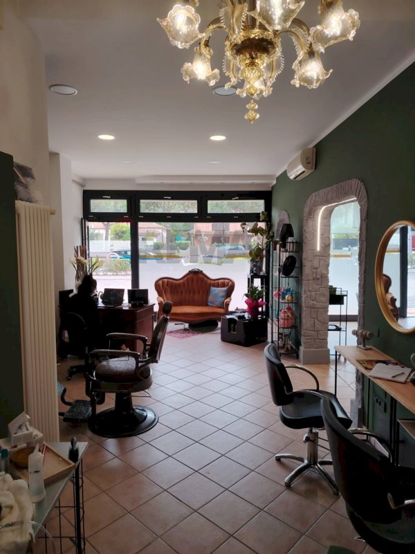 locale commerciale in vendita a Cervia