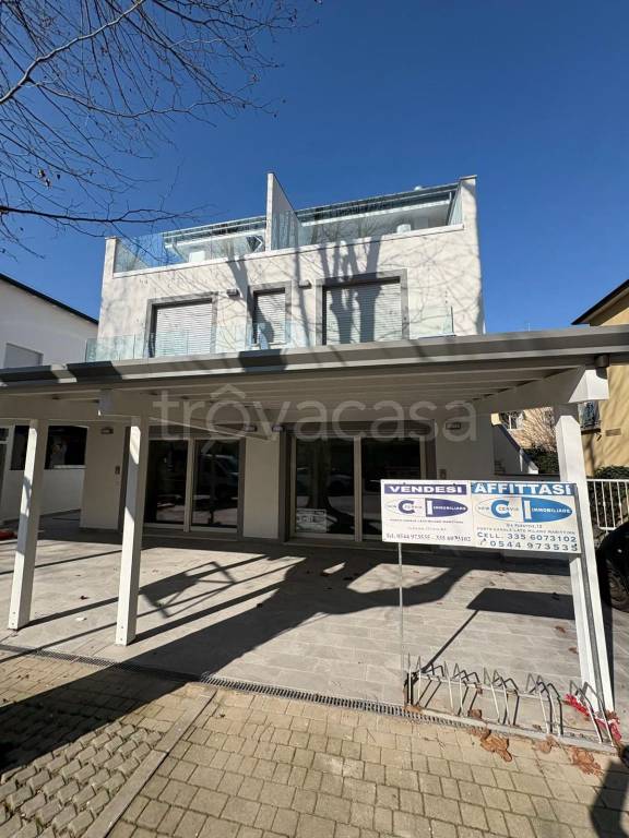 negozio in vendita a Cervia in zona Pinarella