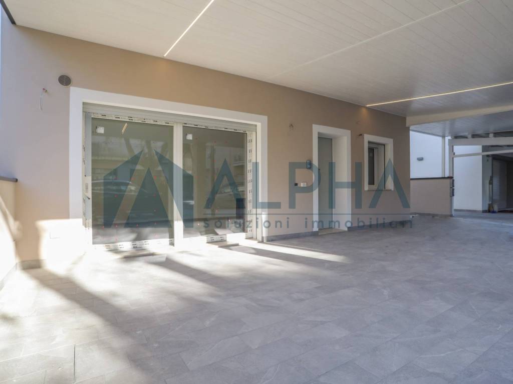 negozio in vendita a Cervia in zona Pinarella