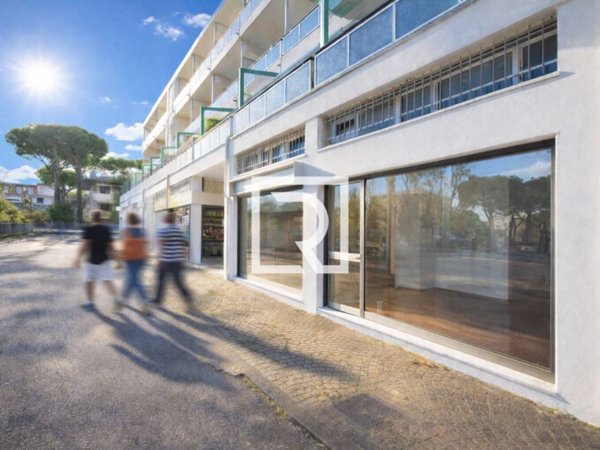 negozio in vendita a Cervia in zona Pinarella