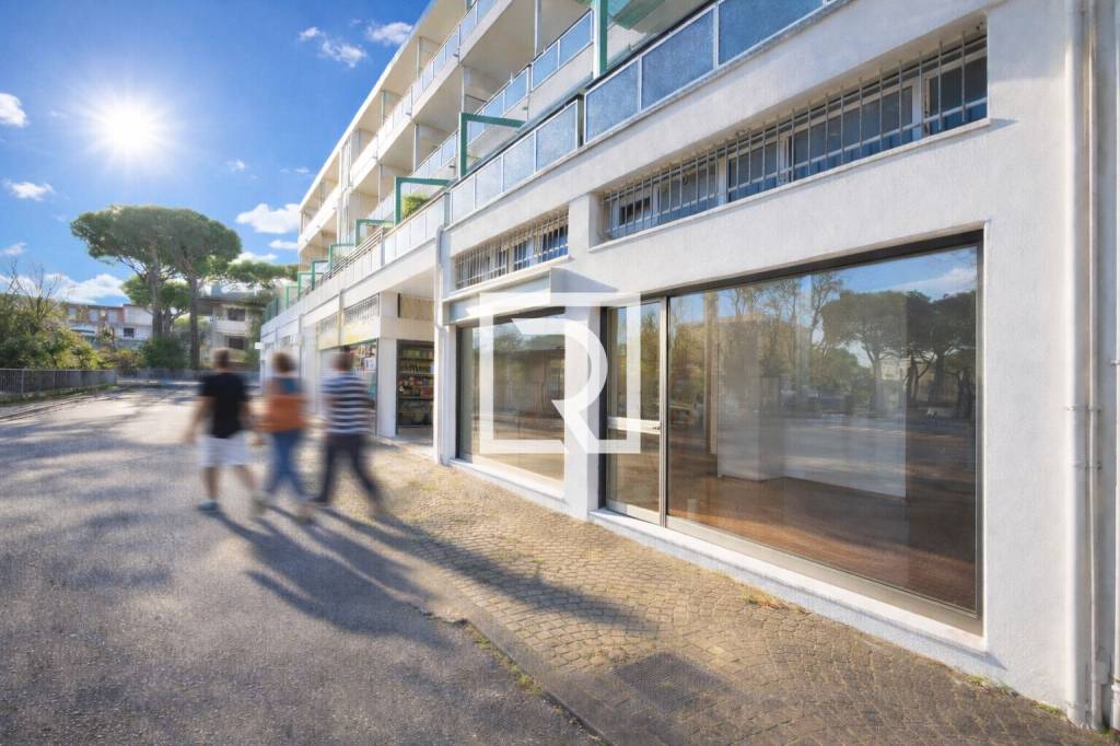 negozio in vendita a Cervia in zona Pinarella