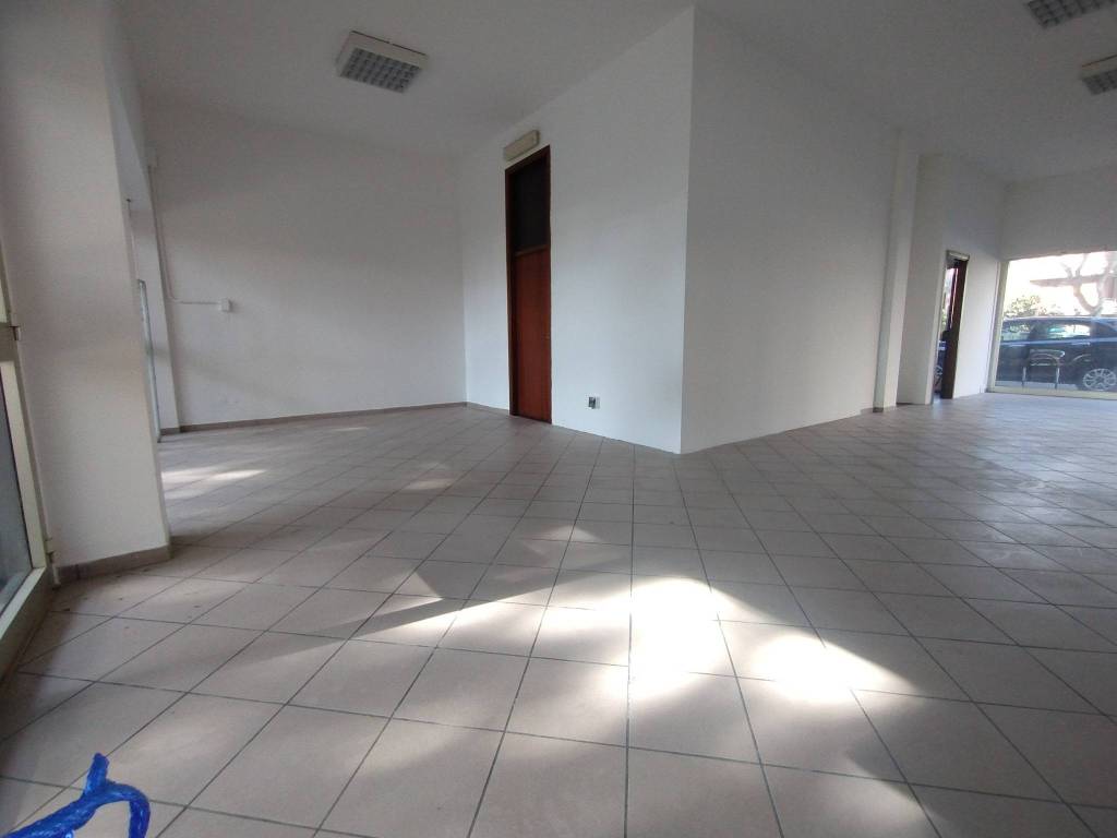 negozio in vendita a Cervia in zona Pinarella