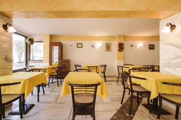 negozio in vendita a Cervia in zona Pinarella