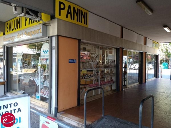 negozio in vendita a Cervia in zona Pinarella