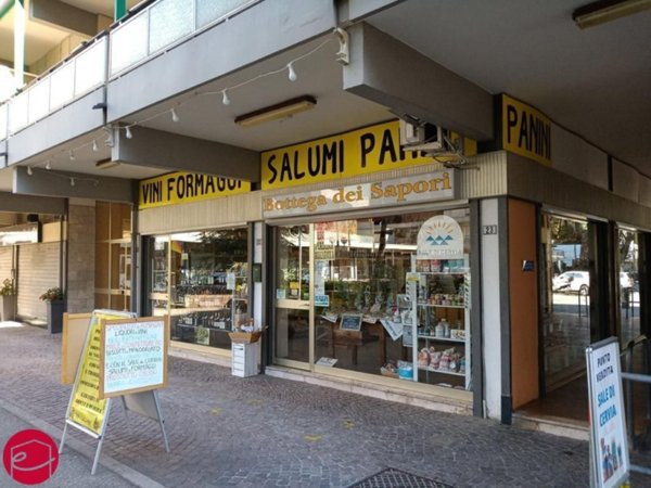 negozio in vendita a Cervia in zona Pinarella